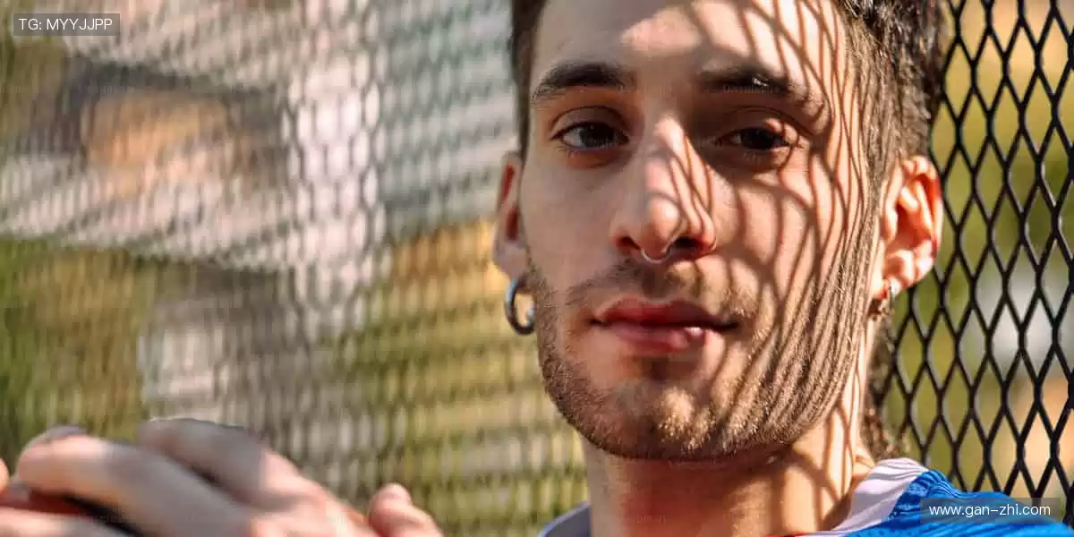 指尖掌控赛场，弹幕点燃激情！🎥